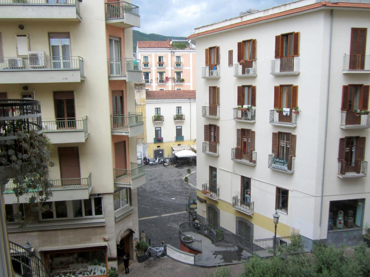 Velia34 Bed & Breakfast Salerno Bagian luar foto
