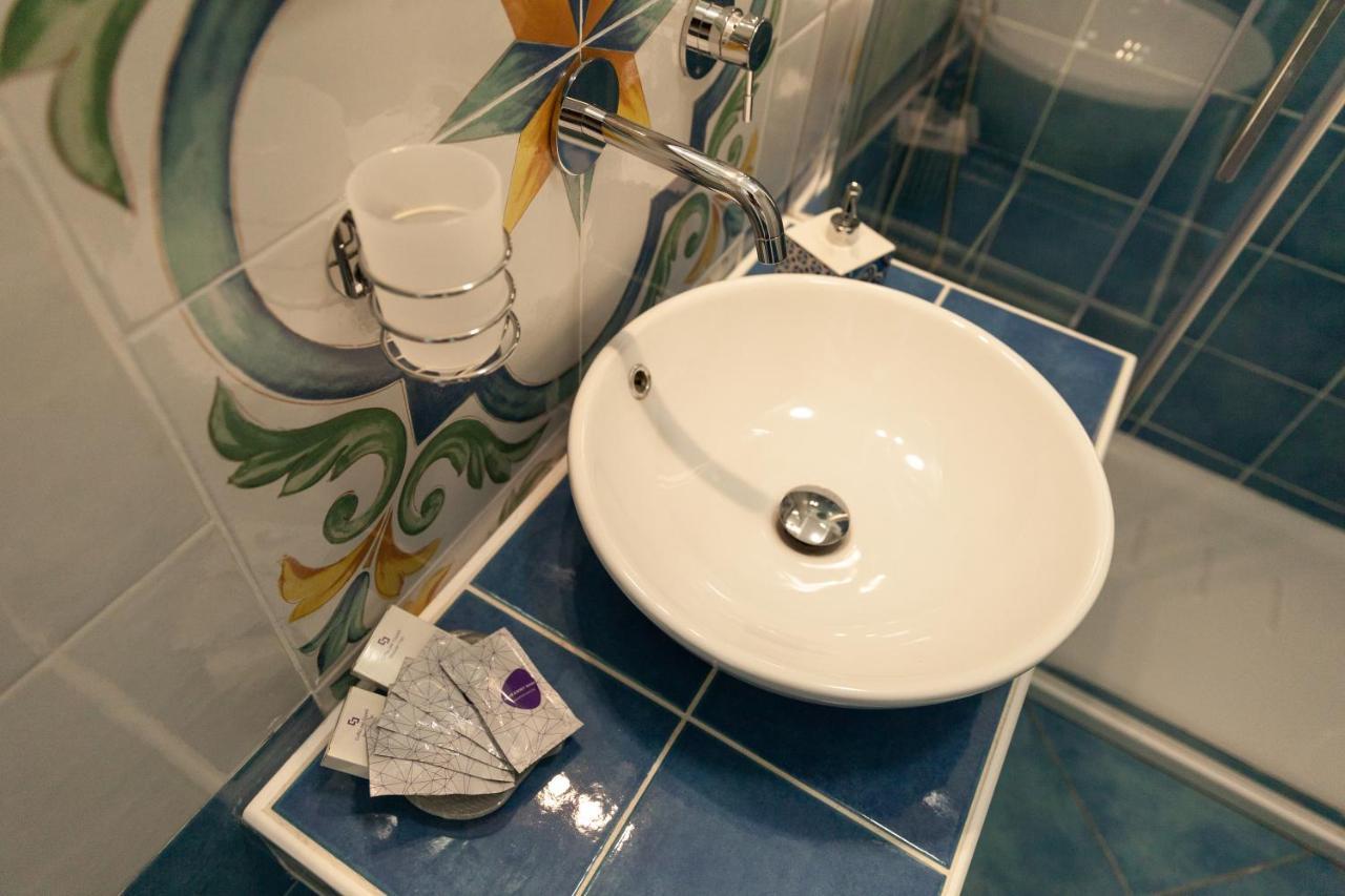 Velia34 Bed & Breakfast Salerno Bagian luar foto
