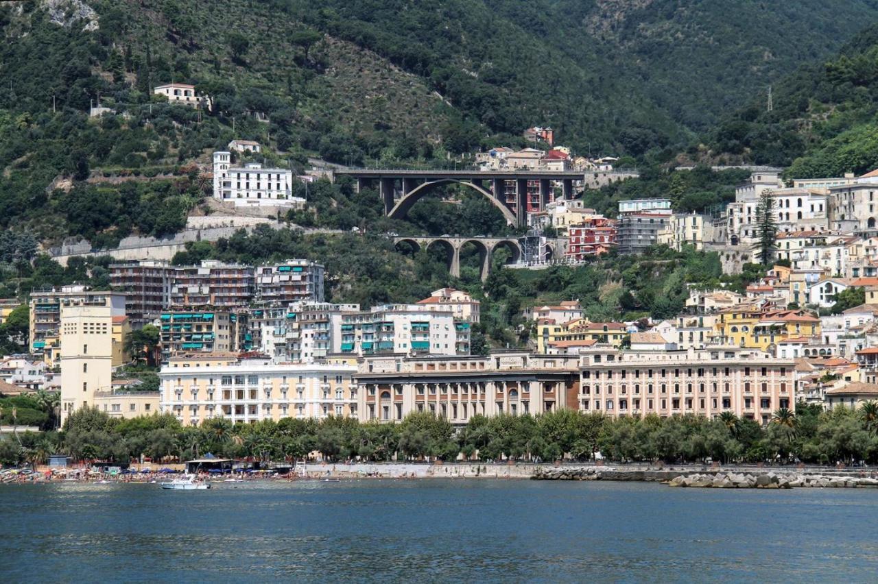 Velia34 Bed & Breakfast Salerno Bagian luar foto