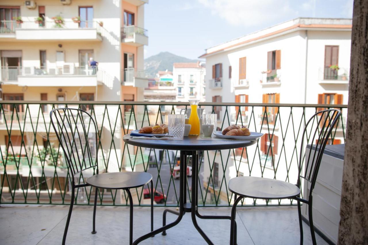 Velia34 Bed & Breakfast Salerno Bagian luar foto